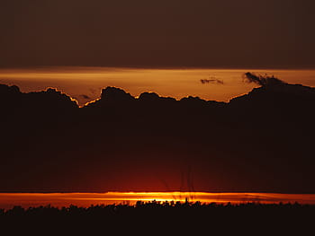 silhuet af bjerge, bjerg, silhuet, solnedgang, skumring, himmel, skyer, mørk, aften, orange farve, scenics