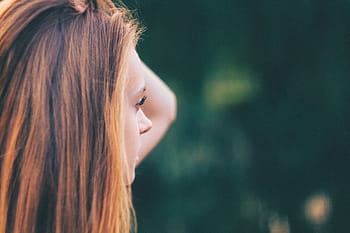 selektywny, fotografia fokusowa, kobieta, trzymać, włosy, blond, dziewczynka, patrząc, myślący, brunetka, ludzie