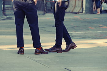 pantaloni, scarpe, marciapiede, città, persone, moda, amici