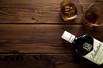noir, Ballantine, le plus beau, bouteille, marron, en bois, surface de la palette, à côté de, remorquer des verres, rempli, liquide
