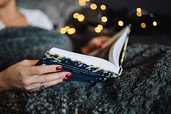 mulher, casa, livro, leitura, interior, feminino, aconchegante, luzes de fadas, Jovem, Hygge, bebendo