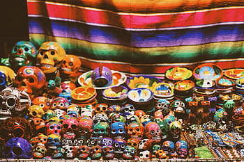 Foto, farblich abgestimmte Calavera-Figuren, sortiert, Farbe, Schädel, Dekore, Kunst, Markt, mehrfarbig, Variation, große gruppe von gegenständen