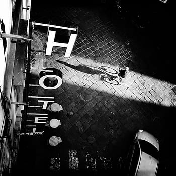 šedá, měřítko fotografie, muž, jezdectví, jízdní kolo, vedle, budova hotelu, vysoký, úhel, fotografie, osoba