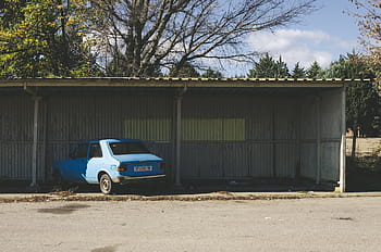 blu, berlina, parcheggiata, box auto, veicolo, auto, parcheggio, capannone, alberi, pianta, soleggiato