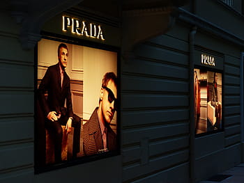 Prada-Plakat, Werbung, Werbetafel, Werbeschild, Werbeplakat, Prada, Overheadprojektor, Neonschild, Marke, Aussenwerbung, Plakatwand