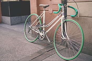 bianca, verde, bicicletta da strada, strada, bie, bicicletta, parete, costruzione, mezzi di trasporto, modalità di trasporto, giorno