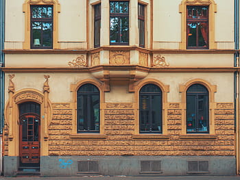 hnědá betonová budova, architektura, budova, infrastruktura, dveře, okno, fasáda, starý, Evropa, exteriér budovy, ulice