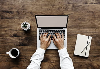 Person, mit, MacBook, Profi, braun, hölzern, Tabelle, Laptop, Papier-, Holz, Desktop
