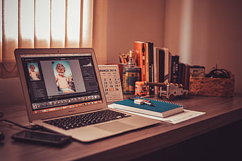 MacBook air, stůl, vedle, chytrý telefon, knih, otevřeno, macbook, vzduch, hnědý, dřevěný, laptop