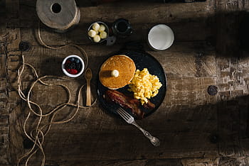 skutečná americká snídaně, skutečný Američan, americká snídaně, americký, slanina, bobule, snídaně, máslo, vejce, lívanec, palačinky