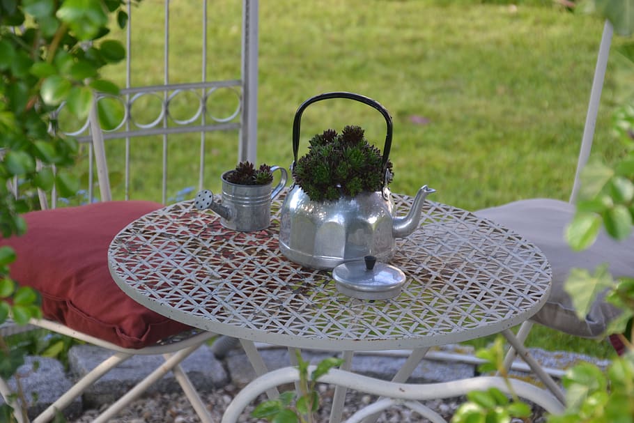 zahrada, zahradní nábytek, žehlička, pavilon, ornament, odpočinek, oblíbené místo, umělecká díla, konvice na čaj, deco, Červené