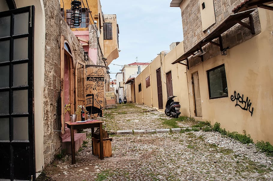 δρόμος, πόλη της ρόδας, παλιά πόλη της ρόδας, τραπέζι με τρία πόδια, αρχιτεκτονική, εξωτερικό κτίριο, δρομάκι, ημέρα, δομημένη δομή, ο δρόμος μπροστά, οικιστικό κτίριο
