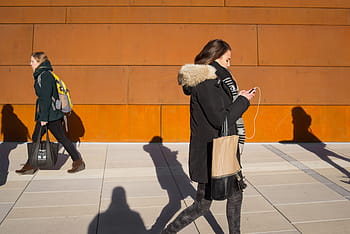 pouliční záběr, mladý, žena, použitím, mobilní, pohybliví, iphone smartphone, Vídeň, Rakousko, ulice, výstřel, iphone
