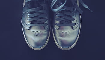 paio, scarpe da ginnastica d'argento, grigio, pelle, nike, scarpe da ginnastica, argento, scarpe, lacci, moda, sfondo nero