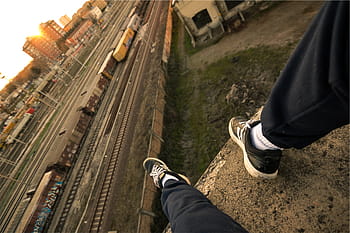 persona, indossare, bianco e nero, scarpe da ginnastica adidas, seduta, roccia, analizzare, cercare, guardare, treni, linee ferroviarie, distanza, foto