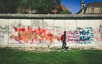 muž, procházky, vedle, zeď, malby, osoba, Červené, Černá, Bunda, chůze, během dne