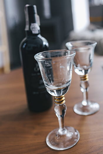 2、 空、 ワイングラス、 ボトル、 テーブル、 ボトル入りワイン、 グラス、 ワイン、 アルコール、 ガラス製品、 飲用
