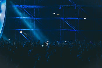 concerto live, persone, folla, uomini, donne, palcoscenico, concerto, riflettore, suoni, roccia, prestazione