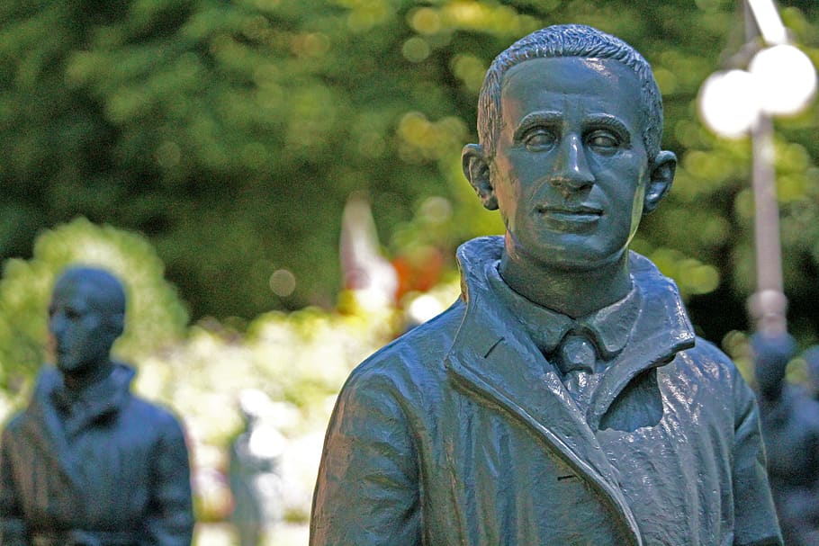 Bert Brecht, brecht, socha, umělecký projekt, ottmar hörl, postava, spisovatel, Zajímavosti, umělecká díla, umění objektu, umění