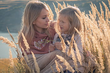 blondýnka, vlasy žena, dítě, sedící, pšeničné pole, během dne, žena, růžový, batole, bílý, košile