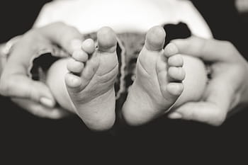 persona, presa, foto, piedi, neonato, bambino, in scala di grigi, S, piede, dita dei piedi, bianco e nero