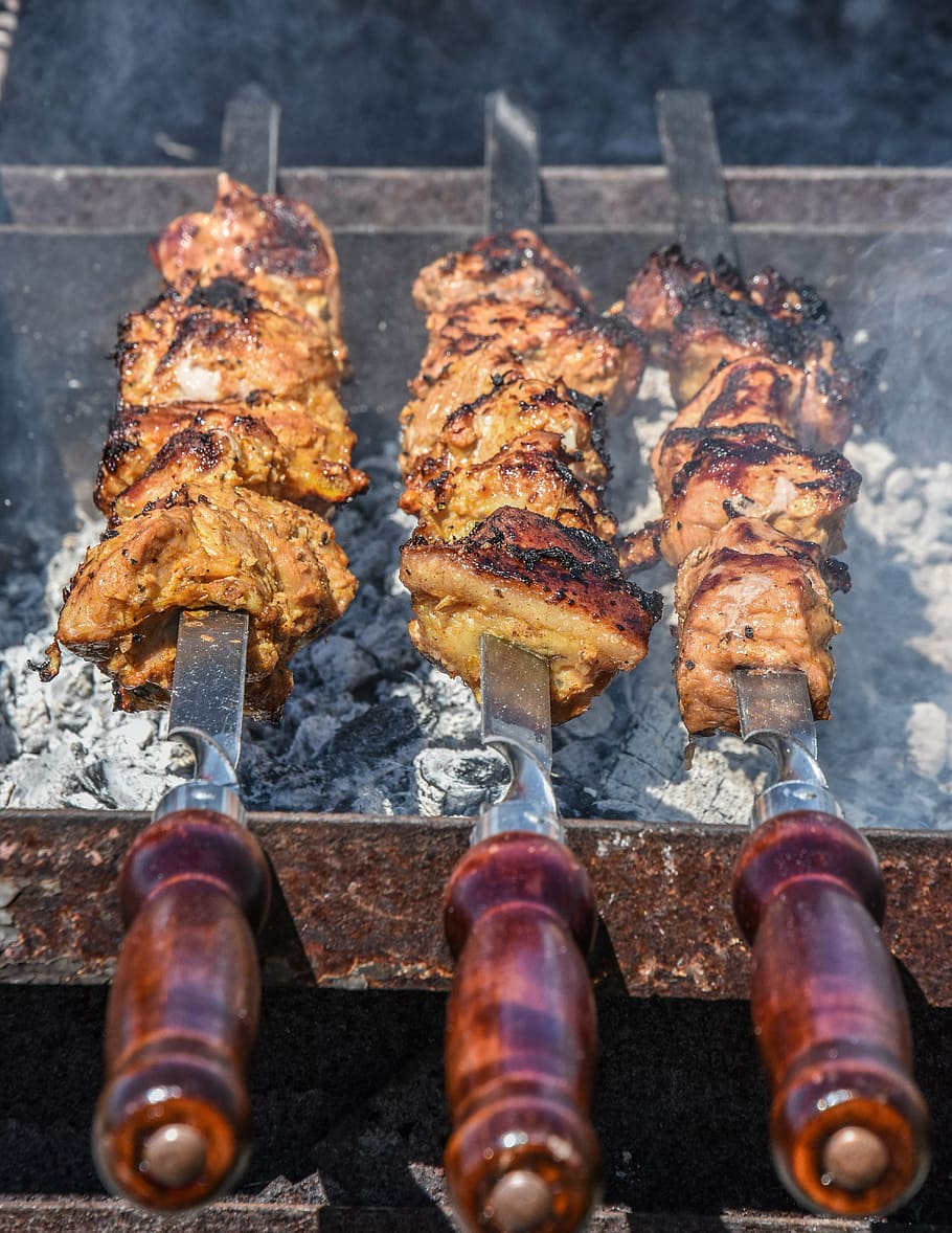 tři barbecue špejle, grilování, gril, maso, bbq, jídlo, vaření, oheň, kuchařka, piknik, grilovaný