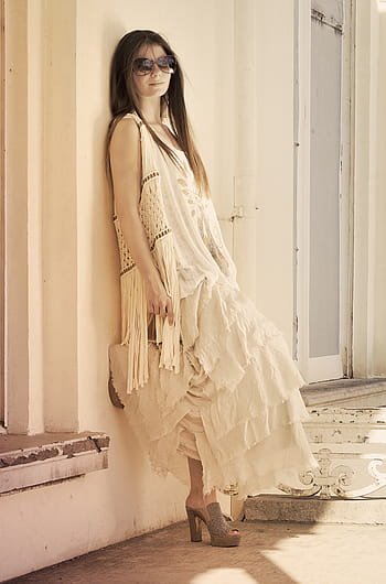 žena, nošení, bílý, šaty bez rukávů, naklánět se, zeď, stojící, vedle, Modelka, letní, móda