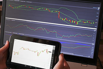 osoba, drží, otočil, Černá, záložku galaxie samsung, obchodování, analýza, forex, zmapovat, grafy, graf