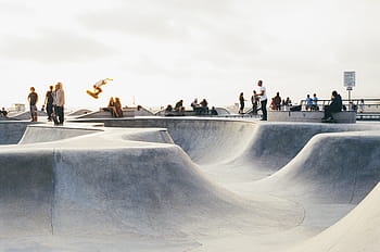 lidé, jízda na bruslích, kluziště, během dne, skatepark, hraní, skateboard, napůl trubky, skateboarding, bruslaři, triky