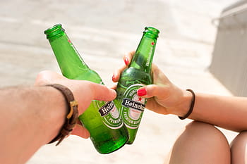 láhev piva heineken, pivo heineken, pivo, napít se, ruce, heineken, mimo, láhev, pivní lahev, pivo - alkohol, alkohol