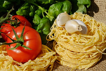 dva, Červené, rajčata, bílý, česnek, nudle, tagliatelle, těstoviny, drsný, stroužek česneku, bazalka