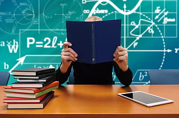 persona, detenzione, illustrazione del libro, scuola, studia, imparare, libri, leggere, formule, studenti, scrivania