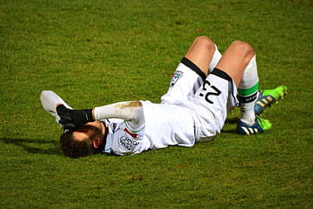muž, fotbalový dres, pokládání, zelená, tráva, Fotbal, zranění, sportovní, bolest, fotbalista, rozčarování