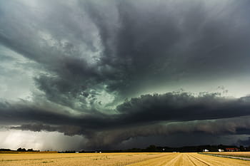 ブラウン、 グラスフィールド、 ニンバス雲、 スーパーセル、 棚雲、 スコールライン、 ストームフロント、 モンスター、 積乱雲、 ストームハンティング、 気象学