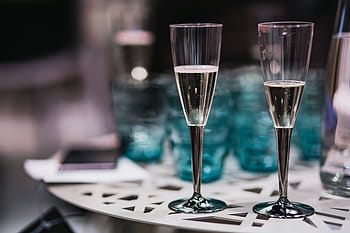 テーブル、 シアングラス、 白、 シアン、 グラス、 ドリンク、 ガラス製品、 飲用グラス、 レストラン、 アルコール、 ワイングラス