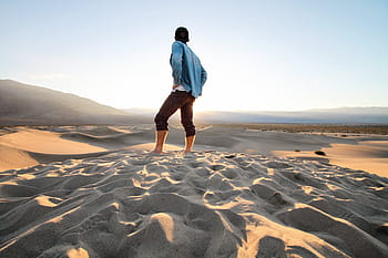 persona, in piedi, sabbia, mani, fianchi, persone, uomo, moda, tramonto, soleggiato, deserto