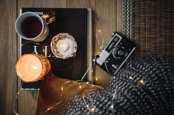 カメラ、 マグカップ、 お茶、 本、 古い、 ヴィンテージ、 写真、 hygge、 アナログ、 フェアリーライト、 木材-素材