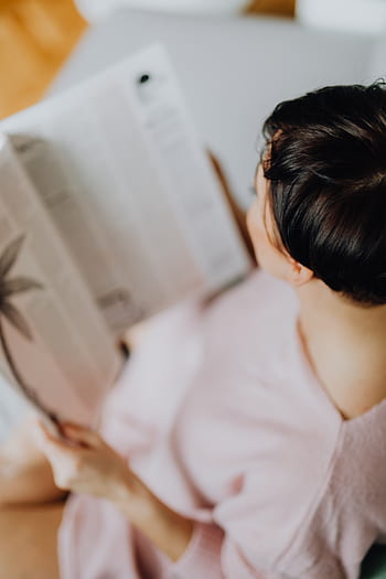 jornal, ler, mulher, cabelo escuro, lendo, caucasiano, morena, curto, escuro, cabelo, lê