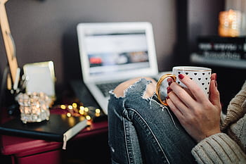 caucásico, computadora, macbook, computadora portátil, té, caliente, bebida, joven, cálido, otoño, invierno