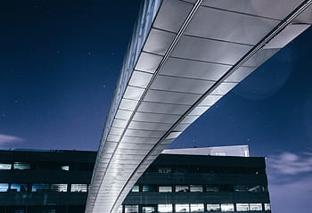 černá betonová budova, světla, město, vozidlo, silnice, vozy, budov, mraky, infrastruktura, architektura, městský