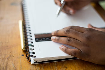 estudiante, escuela, aula, escritorio, bloc de notas, cuaderno, papel, regla, lápiz, bolígrafo, manos