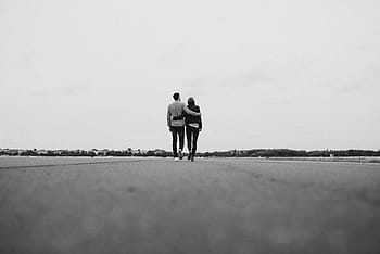 fotografie ve stupních šedi, dva, osoba, chůze, beton, silnice, pole, lidé, pár, venkovní, objetí