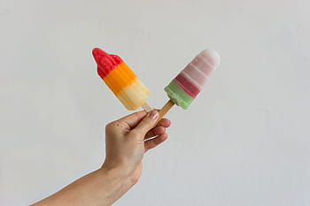 การตัดสินใจไอติม, ไอติม, การตัดสิน, มือ, ไอศครีม, ฤดูร้อน, หวาน, พื้นหลังสีขาว, มือมนุษย์, อาหาร, โฮลดิ้ง