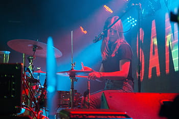 kvinne plyaing, tromme, ved siden av, mikrofon, mennesker, kvinne, trommeslager, trommer, cymbaler, pinner, opptreden