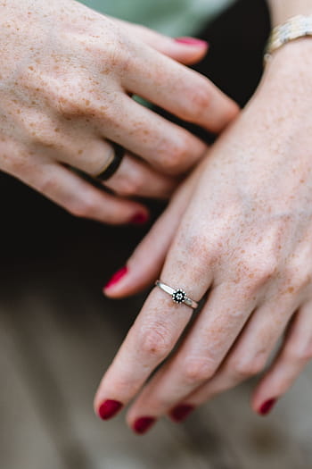 wanita, tangan, perhiasan, Detail, perempuan, cincin, bintik-bintik, kuku merah, manikur, Tangan manusia, orang-orang