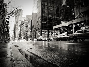 niedrig, Winkel Graustufenfoto, Autos, Vorbeigehen, über, Straße, Stadtgebäude, New York, Regen, Taxi, Schwarz und weiß