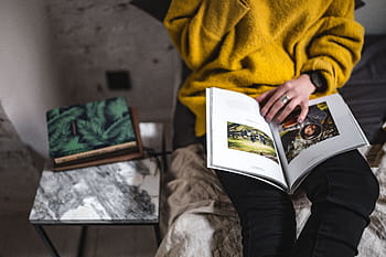 jovem, mulher lendo, revista, cama, na cama, caucasiano, fêmea, mulher, interior, relaxar, ler