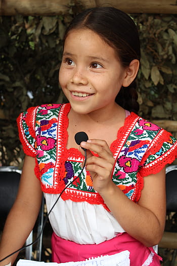 uśmiechnięty, trzymać, mikrofon, dziewczynka, indyjski, oaxaca, Meksyk, chatina, ubóstwo, Twarz, tradycyjne ubrania