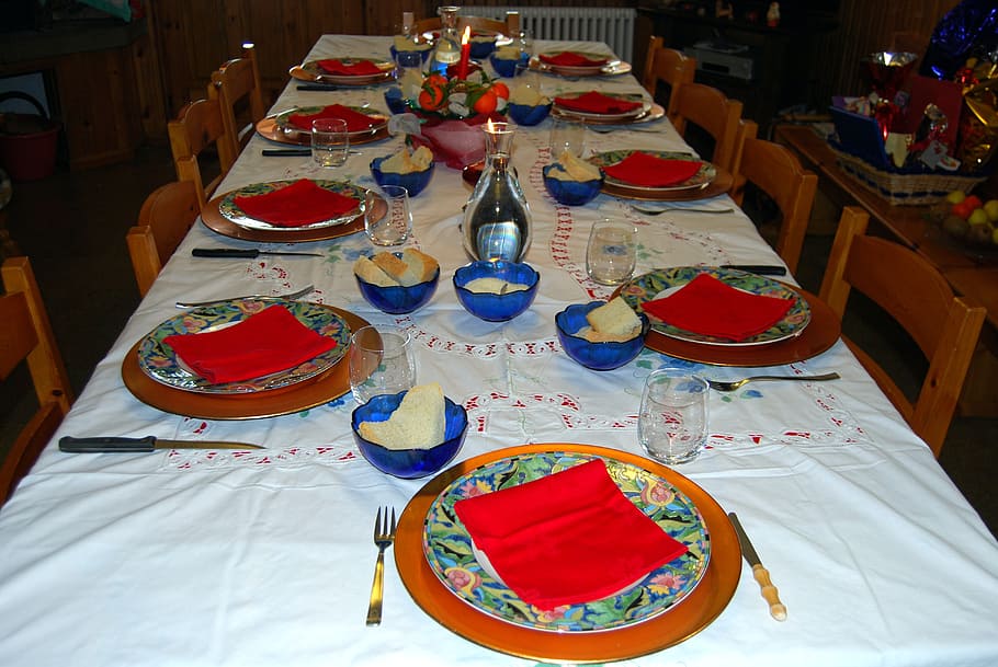 table, apparecchiata, dishes, cutlery, glasses, chairs, empty, cloth, candles, refined, christmas