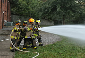 Schlauch Training, Feuerwehrleute, Schlauch, Ausbildung, Feuerwehrmann, Propantank, Zusammenspiel, bohren, Feuer bekämpfen, sprühen, Feuerwehrmänner